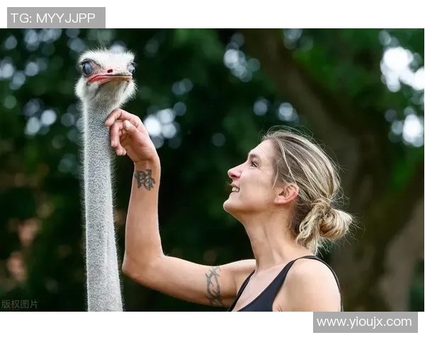 与足球明星亲密合影的女性瞬间记录展现魅力与激情